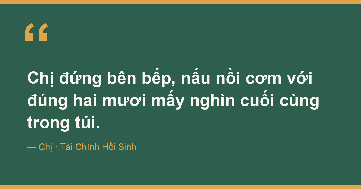 Chị đứng bên bếp, nấu nồi cơm với đúng hai mươi mấy nghìn cuối cùng trong túi.